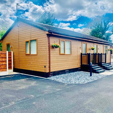 Elder Cabin With Hot Tub York Exterior foto